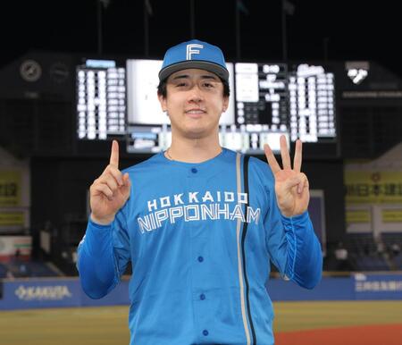 １３勝目を挙げ、笑顔でポーズをとる北山（撮影・西岡正）