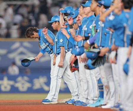 今季最終戦を勝利で終え、スタンドに向かって一礼する新庄監督（撮影・西岡正）