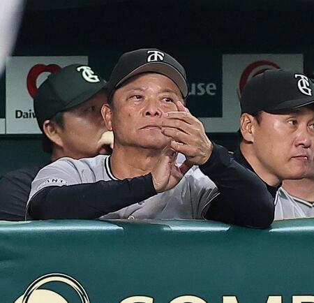 １１回、試合を見つめる橋上監督代行（撮影・西田忠信）