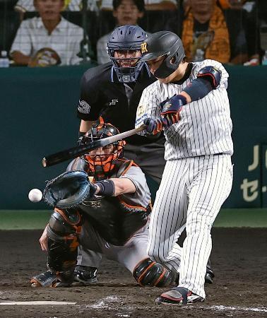 　９回阪神２死二、三塁、大山が中前に同点打を放つ。捕手小林＝甲子園