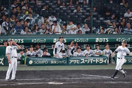 　１２回阪神２死、代打糸原（右端）が中飛に倒れ、巨人と引き分けた阪神ナイン＝甲子園