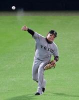 ３回、大山の飛球を処理して本塁へ送球する左翼手・丸（撮影・立川洋一郎）