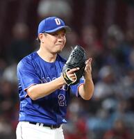２回、広島打線を三者凡退に抑え、グラブをたたく大野（撮影・北村雅宏）