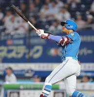 １回、先制の中犠飛を放つ万波（撮影・西岡正）