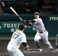 ８回、勝ち越し犠飛を放つ吉川（投手・及川）＝撮影・山口登
