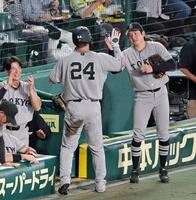４回、吉川の先制適時打で生還した大城（２４）とタッチを交わす竹丸（撮影・立川洋一郎）