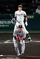 １０回、代木は伏見を空振り三振に打ち取り雄たけびを上げる（撮影・山口登）