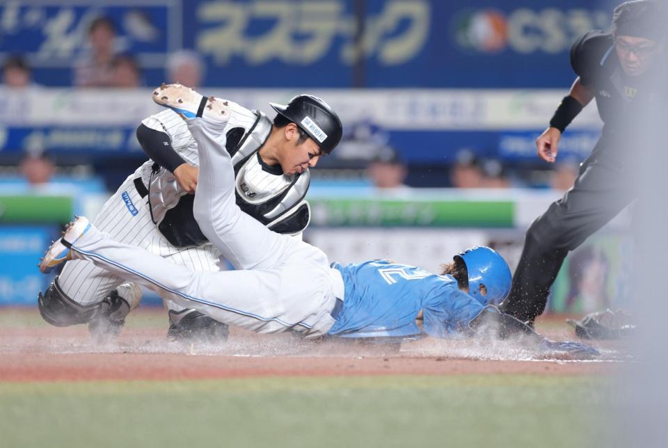 １回、打者・野村の時、本盗を試みるもアウトになる矢沢（撮影・西岡正）