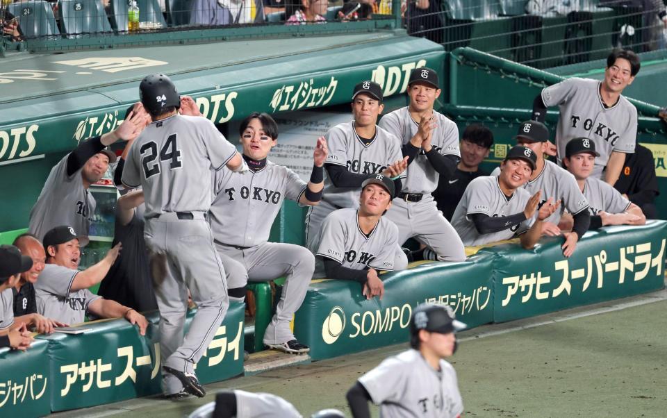 ４回、吉川の適時打で先制し、生還した大城（２４）を迎えて沸き上がる巨人ベンチ（撮影・立川洋一郎）