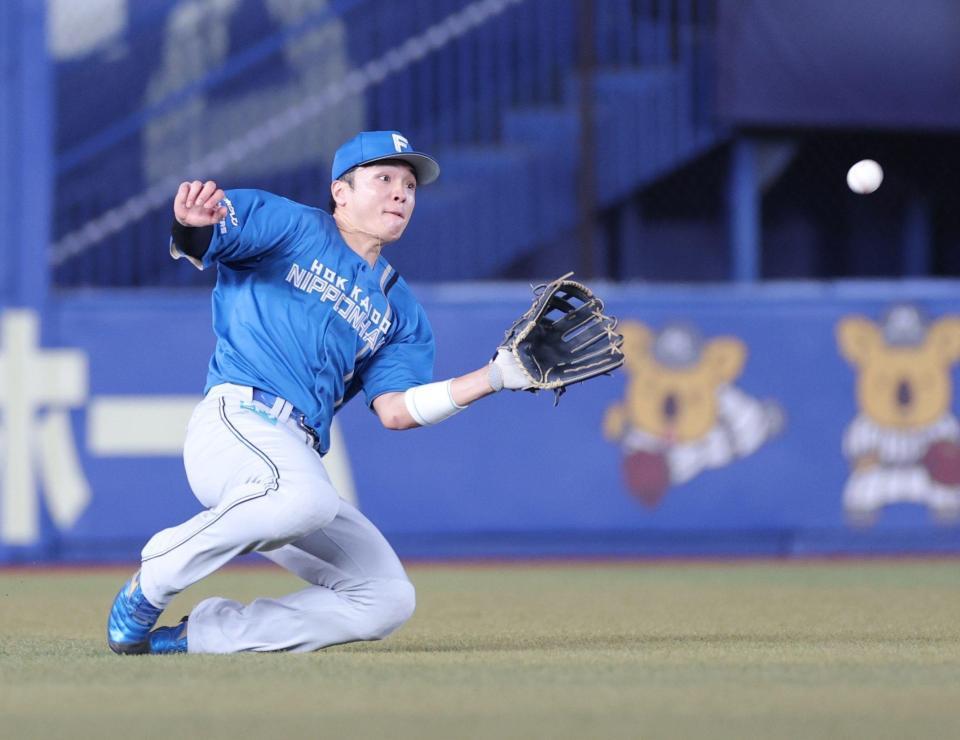 ３回、山口の左飛をスライディングキャッチする郡司（撮影・西岡正）