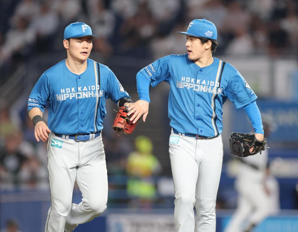 １回、無失点に抑え、清宮幸（左）とタッチを交わす北山（撮影・西岡正）