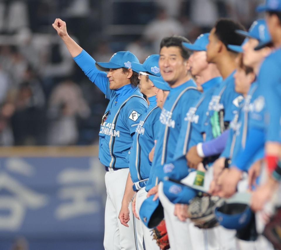 今季最終戦を勝利で終え、スタンドに向かって手を上げる新庄監督（撮影・西岡正）