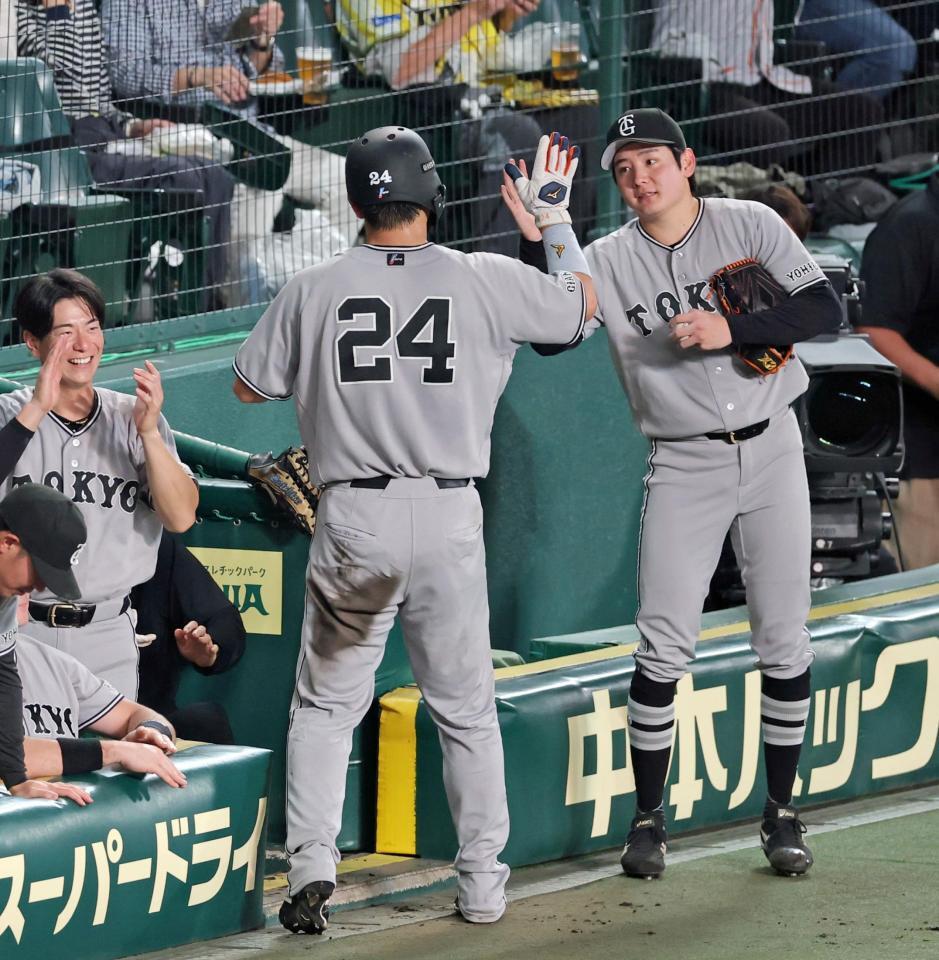 ４回、吉川の先制適時打で生還した大城（２４）とタッチを交わす竹丸（撮影・立川洋一郎）