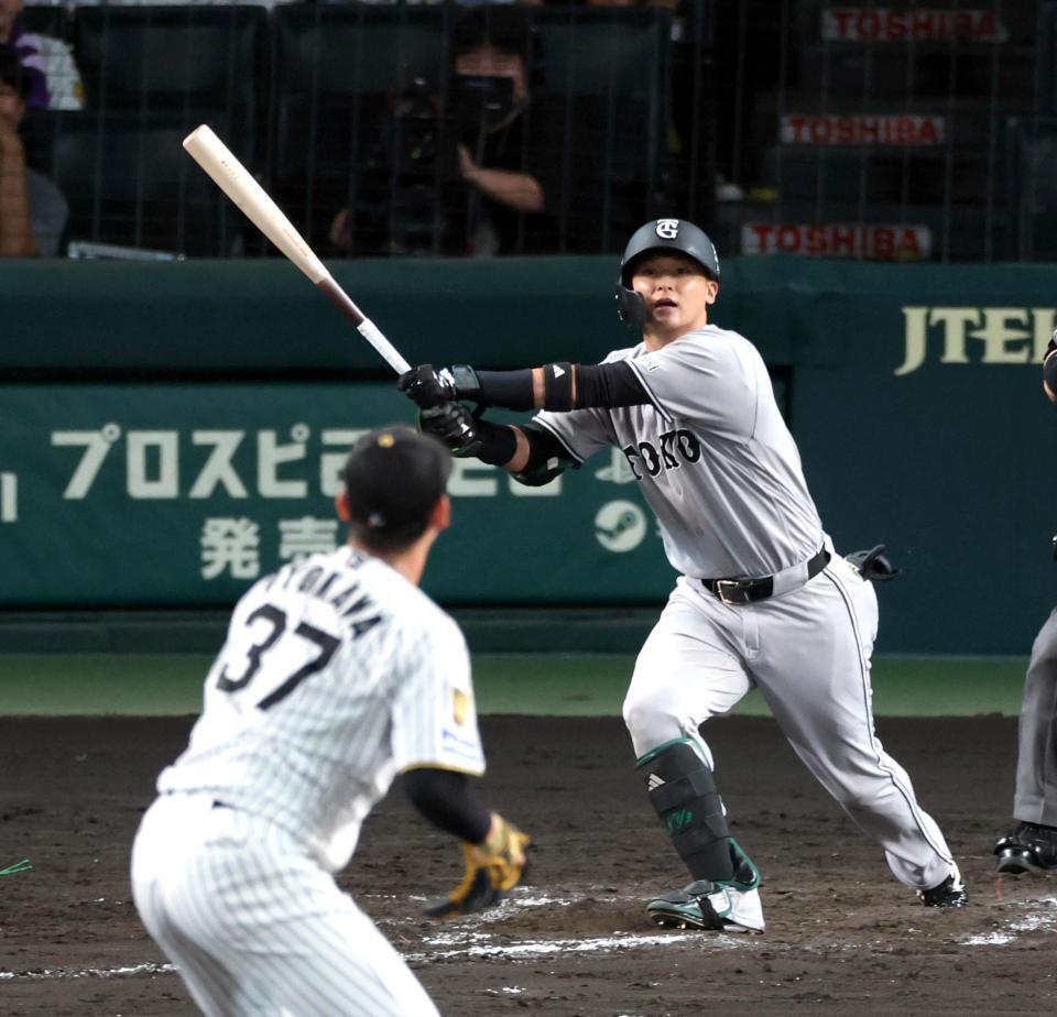 ８回、勝ち越し犠飛を放つ吉川（投手・及川）＝撮影・山口登