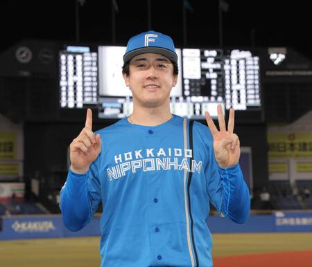 　１３勝目を挙げ、笑顔でポーズをとる北山（撮影・西岡正）
