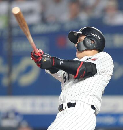 ８回、中越えソロを放つ山口（撮影・西岡正）