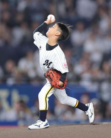 始球式をする角中の次男・稜汰君（撮影・西岡正）