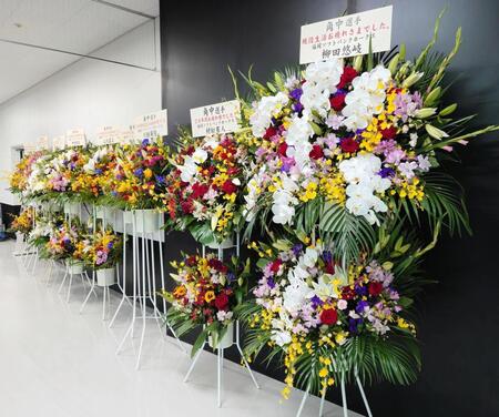 引退試合を迎えた角中に届けられた花