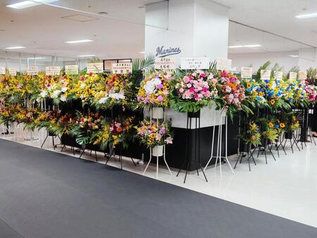 引退試合を迎えた角中へ多くの花が届けられた