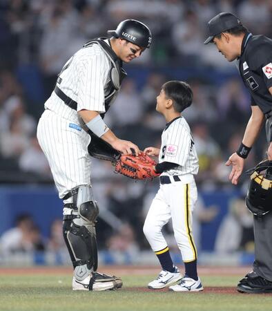 始球式の後、佐藤（左）からボールを受け取る角中の次男・稜汰君（撮影・西岡正）
