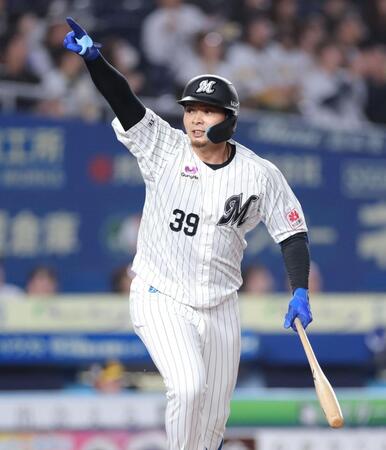 ４回、同点ソロを放ち、ベンチを指さす井上（撮影・西岡正）