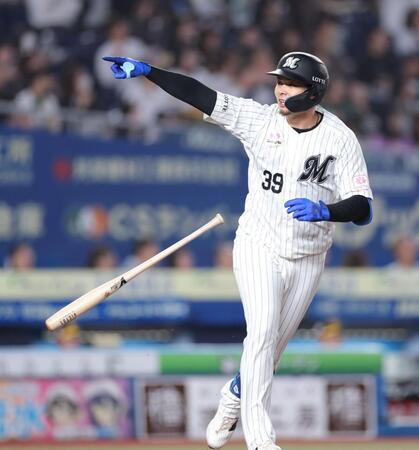 ４回、同点ソロを放ち、ベンチを指さす井上（撮影・西岡正）