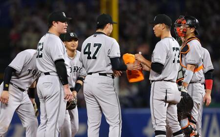８回、ピンチでマウンドに集まる森田（中央）ら巨人ナイン（撮影・中島達哉）