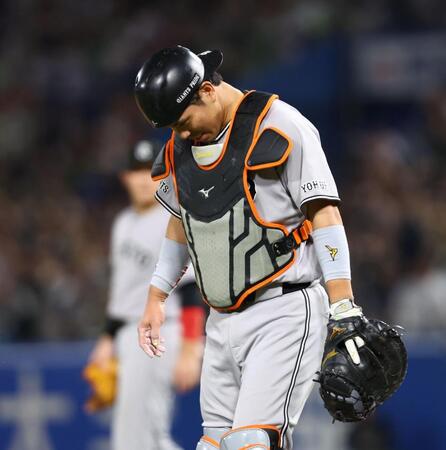 ８回、送りバントの打球を二塁へ送球して野選となり、肩を落とす大城（撮影・中島達哉）