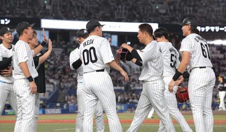 ８回の守備を終え、ナインに祝福される角中（右から３人目）＝撮影・西岡正