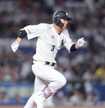 ４回、一塁ゴロで全力疾走する角中（撮影・西岡正）