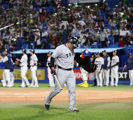 ９回２死、右飛に倒れてヤクルトに敗戦し、引き揚げる巨人・リチャード（撮影・中島達哉）