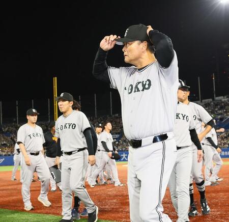 ヤクルトに敗戦し、引き揚げる橋上監督代行（撮影・中島達哉）