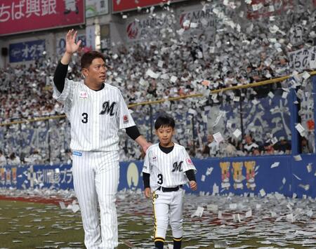 次男・稜汰君（右）と紙吹雪の中を歩く角中（撮影・西岡正）
