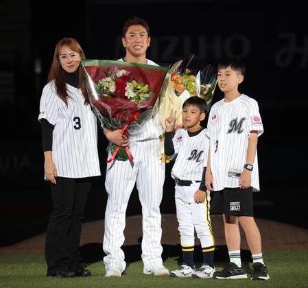 角中に花束贈呈した妻の麗さん（左）、次男・稜汰君（左から３人目）、長男・優斗君（撮影・西岡正）