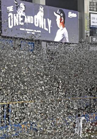紙吹雪が舞う中、スタンドに向かって手を振るロッテ・角中（撮影・柿森英典）