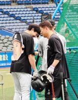 ロッテ・安田（左）は特大の“角中顔ボード”を背負って練習。角中（右）も苦笑い