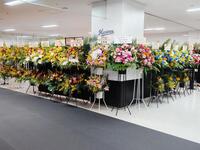 引退試合を迎えた角中へ多くの花が届けられた