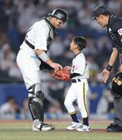始球式の後、佐藤（左）からボールを受け取る角中の次男・稜汰君（撮影・西岡正）