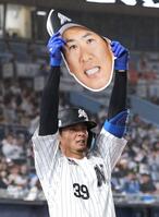 ４回、同点ソロを放ち、ライトスタンドに角中の顔面プリントを掲げる井上（撮影・西岡正）