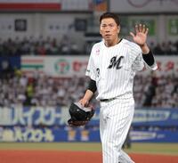 ８回の守備を終え、スタンドに手を振る角中（撮影・西岡正）