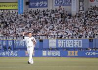 ８回の守備を終え、スタンドに帽子を振る角中（撮影・西岡正）
