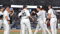 ８回の守備を終え、ナインに祝福される角中（右から３人目）＝撮影・西岡正