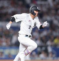 ４回、一塁ゴロで全力疾走する角中（撮影・西岡正）