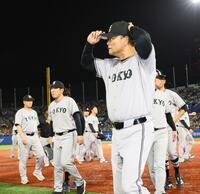ヤクルトに敗戦し、引き揚げる橋上監督代行（撮影・中島達哉）