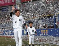 次男・稜汰君（右）と紙吹雪の中を歩く角中（撮影・西岡正）