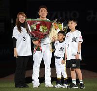 角中に花束贈呈した妻の麗さん（左）、次男・稜汰君（左から３人目）、長男・優斗君（撮影・西岡正）