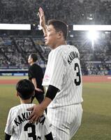 ファンに手を振る角中