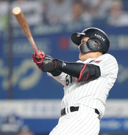 ８回、中越えソロを放つ山口（撮影・西岡正）