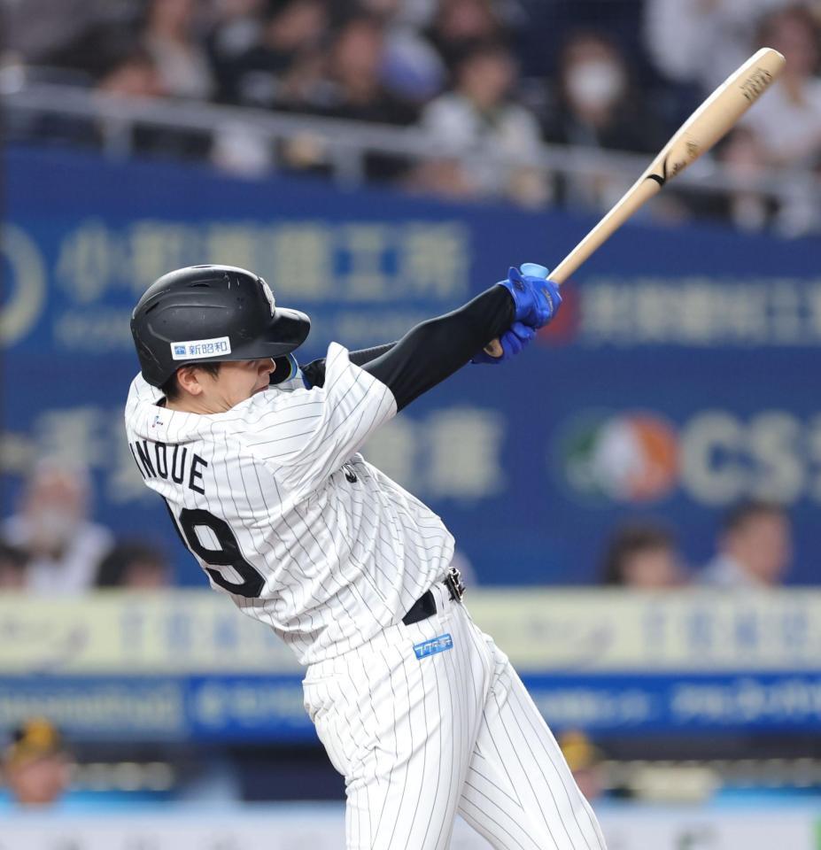 ４回、左越えに同点ソロを放つ井上（撮影・西岡正）