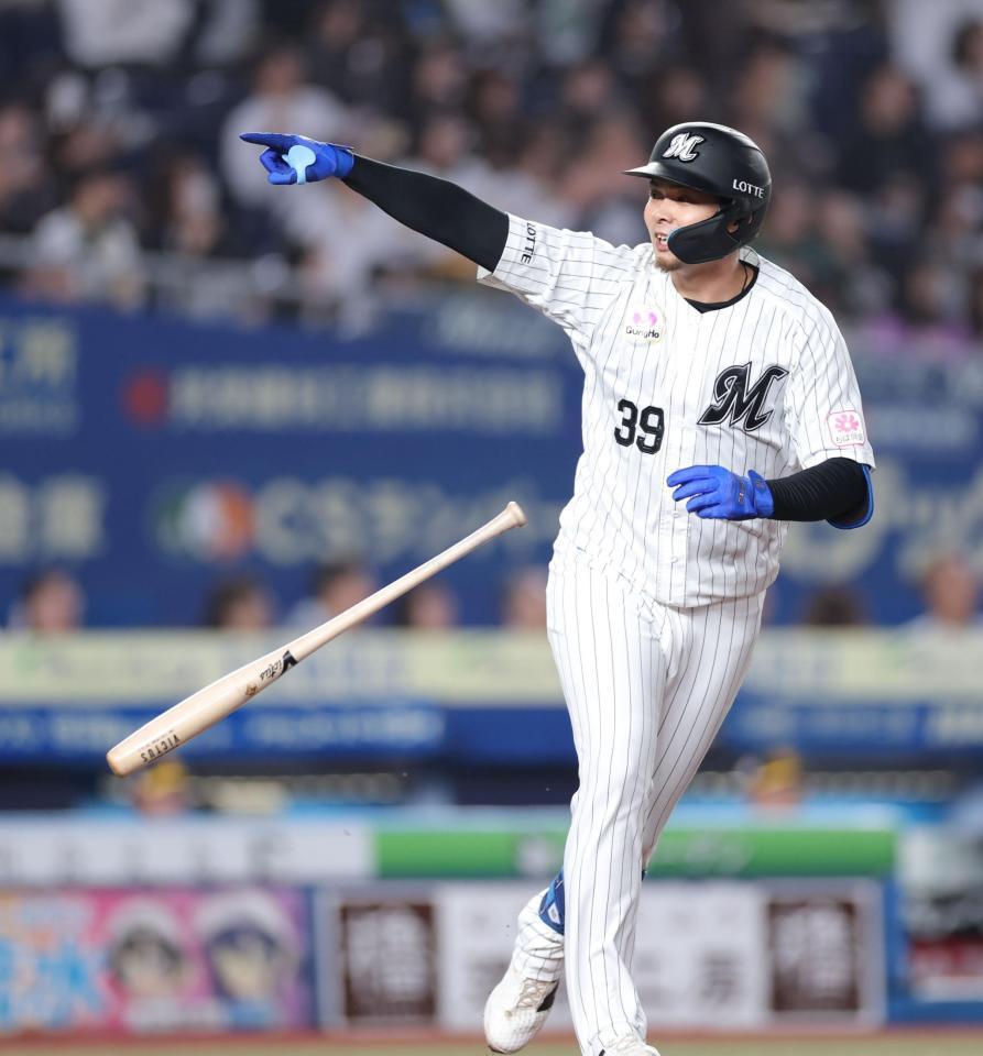 ４回、同点ソロを放ち、ベンチを指さす井上（撮影・西岡正）